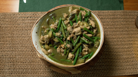 Bowl of low FODMAP Thai green curry with chicken and vegetables, seasoned with a low FODMAP curry seasoning.